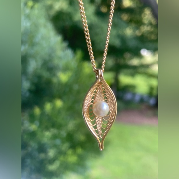 Vintage Sarah Coventry Necklace Delicate Gold Tone Filigree with Faux Pearl - Picture 6 of 6